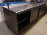 un grand comptoir en acier inoxydable dans une cuisine commerciale