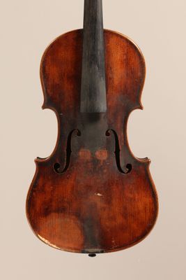 un vieux violon avec un archet accroché à son dos