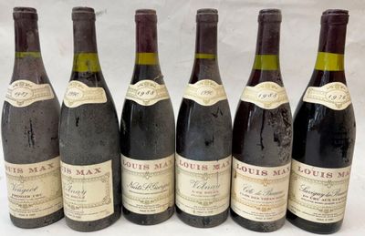 six bouteilles de vin sont alignées sur une table