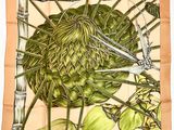 une photo d'une écharpe sur laquelle est représenté un oiseau
