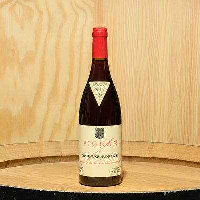 une bouteille de vin posée sur un tonneau