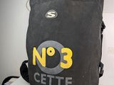 un sac noir portant le numéro 3, posé sur une table