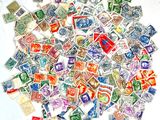 une pile de timbres-poste posée sur une surface blanche