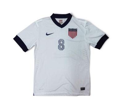 a white soccer jersey with the number 8 on it