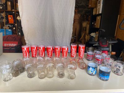 beaucoup de sodas et de verres sur le comptoir