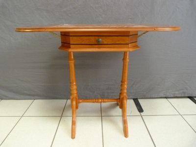 Table échiquier à volets escamotables ouvrant par un tiroir …