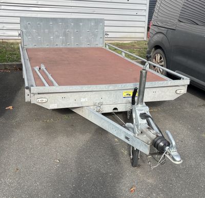 a trailer that is parked in the parking lot