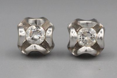 Paire de puces d’oreilles en or gris enrichies de brillants.