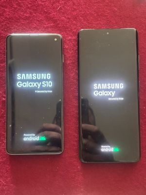 trois téléphones samsung s10 sont assis côte à côte sur une surface rouge