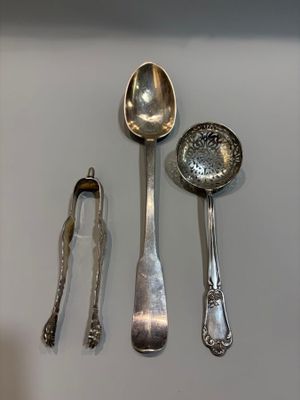 beaucoup de cuillères en argent et de cuillères à soupe sur la table