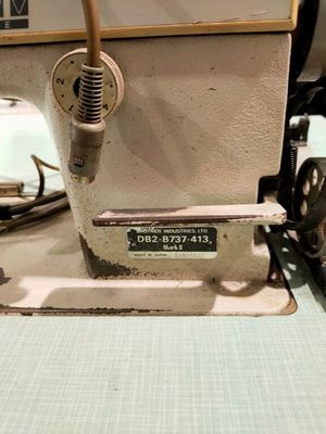 une machine à coudre posée sur une table