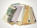 une pile de vieilles lettres empilées les unes sur les autres