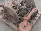 une vieille machine posée à même le sol