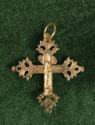 la croix de Jésus sur un fond de velours vert