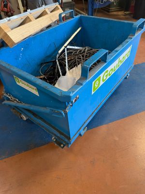 une boîte bleue contenant tout un tas de fils