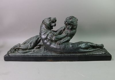 statue en bronze représentant une femme et un enfant au bord d'un plan d'eau
