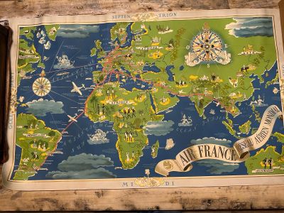 une carte du monde posée sur une table