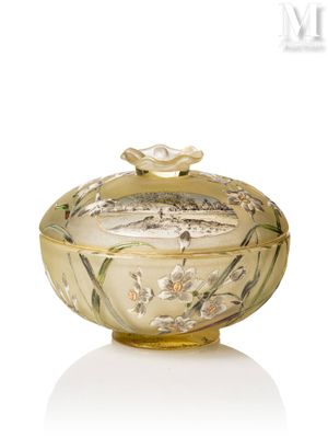 un saladier en verre muni d'un couvercle orné de fleurs