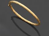 un bracelet rigide en or 18 carats, signé Cartier