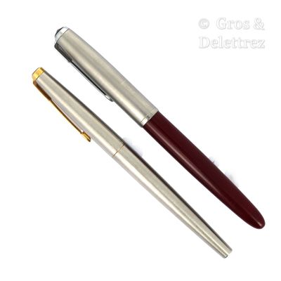 Stylo à bille argenté et rouge sur fond blanc avec un espace réservé au texte