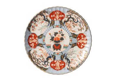 une assiette ornée d'un motif sur fond blanc