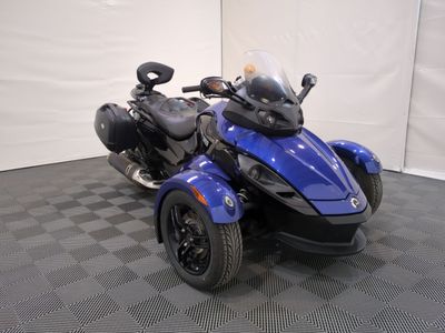 une photo d'une moto bleue et noire garée sur un sol à damier