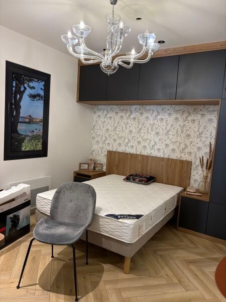 VENTE SUR DESIGNATION se trouvant en SAINT-BRIEUC Chaise visiteur moderne à dossier incurvé piétement métallique noir...