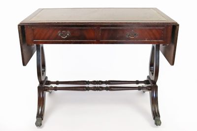 une petite table en bois avec un tiroir