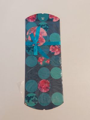 cravate bleue avec des fleurs roses et un ruban bleu sur fond blanc