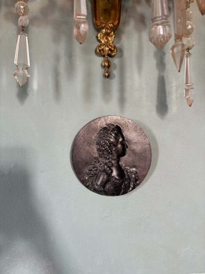 une image représentant une horloge sur laquelle figure le portrait d'une femme