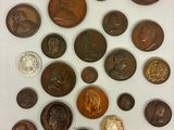 une table blanche sur laquelle sont disposées de nombreuses pièces de monnaie de toutes sortes
