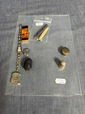 un grand nombre d'objets posés sur une table