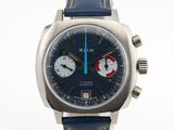 gros plan d'une montre-bracelet avec un bracelet bleu