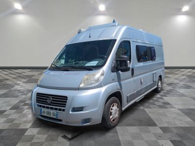 une photo d'une camionnette argentée garée dans une pièce