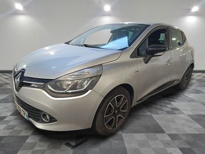 une voiture argentée garée dans une pièce au sol en damier