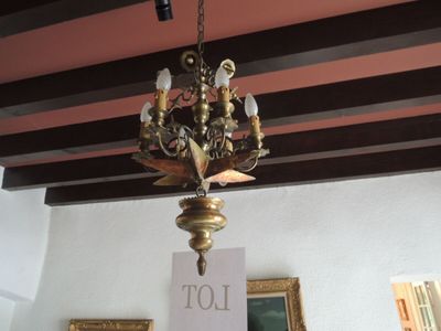 un lustre suspendu au plafond d'une pièce