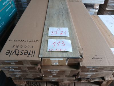 plusieurs cartons empilés les uns sur les autres dans un entrepôt