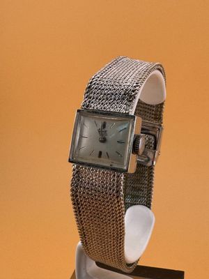 une montre posée sur un support sur une table