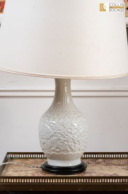 une lampe posée sur une table dans une pièce
