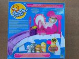 la boîte est ouverte pour montrer le contenu du coffret de jouets