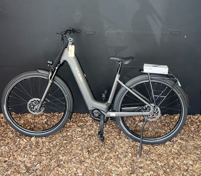 un vélo garé contre un mur