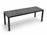 une image représentant un banc noir orné d'un motif