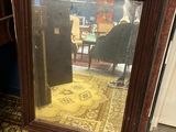 un grand miroir posé par terre devant une porte