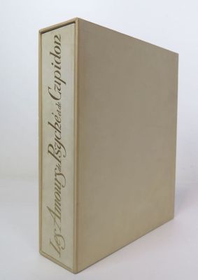 un vieux livre posé sur une table blanche à côté d'un mur blanc