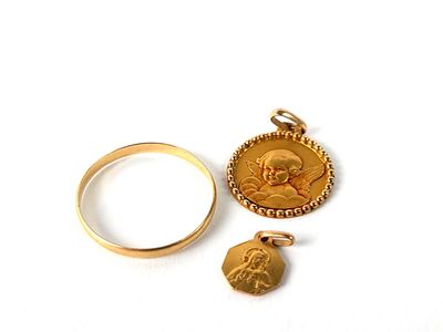une bague en or avec une pièce d'or et une bague en or sur laquelle est posée une pièce d'or