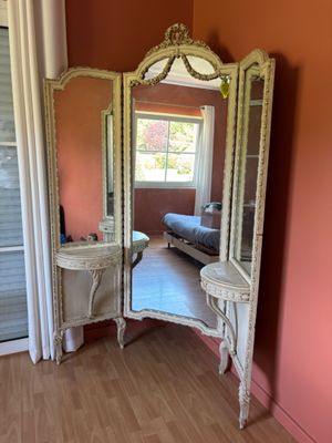 un grand miroir dans le coin d'une pièce