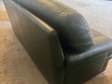 l'image d'un canapé en cuir noir dans un garage