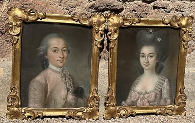 une paire de portraits anciens représentant un homme et une femme en costumes d'époque