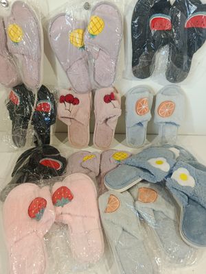 Plusieurs paires de chaussons sont emballées dans des sacs en plastique sur un comptoir