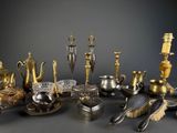 de nombreux objets en argent et en or de toutes sortes sur la table
